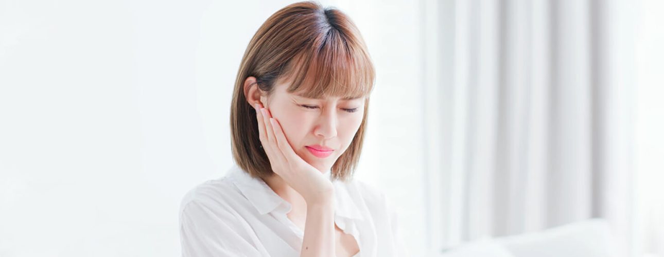 A girl having teeth problem